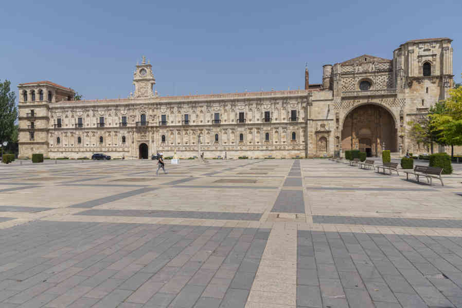 León 078 - convento de San Marcos.jpg